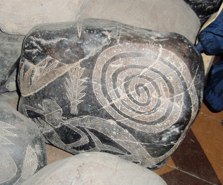 Piedra con el mono de las lneas de Nazca
                          y con un rbol