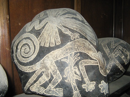 Piedra con el mono y el cndor de las
                          lneas de Nazca y con un rbol