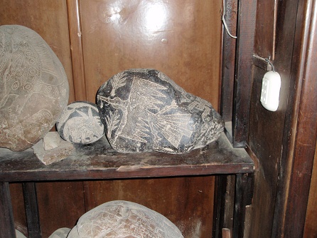 Piedra con el cndor de las lneas de
                          Nazca y con rboles