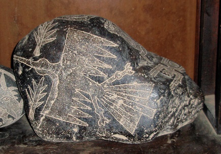 Gravierter Stein mit dem Condor-Adler
                            der Linien von Nasca und Bumen,
                            Nahaufnahme
