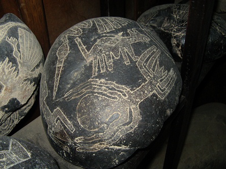 Piedra con lneas de Nazca con lagarto,
                          araa, perro y alcatrz