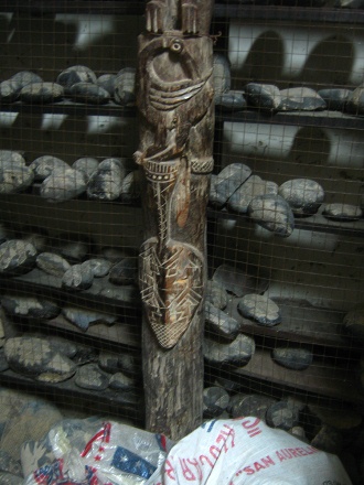 Inka-Stele, Detail 02 mit grafischem
                            Design