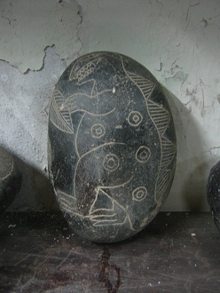 Dinosaur (Hypsilophodon?) with spikes,
                            circles and a leaf