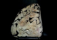 Sabio con hacha con dinosaurio con soles
                          03