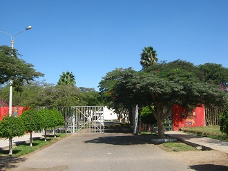 Der Bereich vor dem Museum mit Eingangstor und
                    Mauer 02