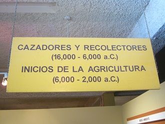 Die Tafel der Steinzeit, J�ger und Sammler -
                      Beginn der Landwirtschaft (cazadores y
                      recolectores - inicios de la agricultura)