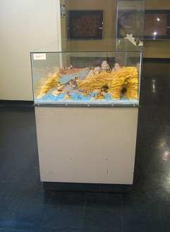 Die Vitrine mit einem Steinzeit-Modell der
                      J�ger und Sammler und der ersten Landwirtschaft