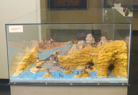 Die Vitrine mit einem Steinzeit-Modell der
                      J�ger und Sammler und der ersten Landwirtschaft,
                      Nahaufnahme