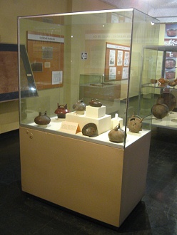 Die Vitrine mit der Paracas-Keramik