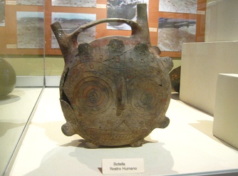 Ein Gesicht der Doppelgesicht-Flasche
                            (menschliches Gesicht)