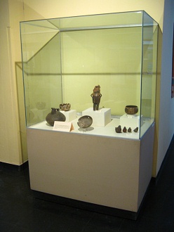 Eine weitere Vitrine mit Keramik der
                    Paracas-Kultur