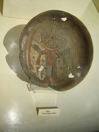 Ein Teller mit einem Menschen mit Antennen
                    (wahrscheinlich eine ausserirdische Gottheit)