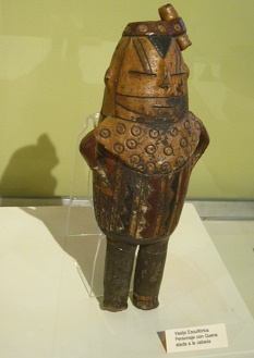 Gef�ss in Form einer menschlichen Person mit
                    einer kleinen Fl�te am Stirnband