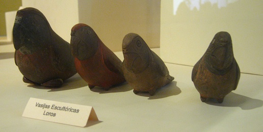 Gef�sse in Form von Papageien,
                            Nahaufnahme