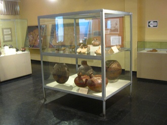 Vitrine mit Keramikan der Nekropolis
                    (Totenst�tte) der Paracas-Kultur