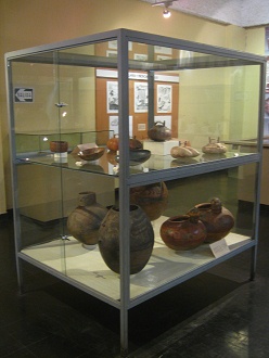 Vitrine mit Keramiken der Nekropolis
                      (Totenst�tte) der Paracas-Kultur 02