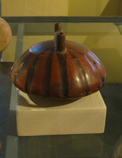 K�rbisflasche mit einem einfachen Linienmuster