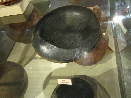 Teller mit einem Fischmuster