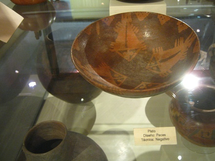 Teller mit einem Muster mit mehreren Fischen