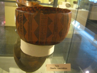 Sch�ssel mit einem geometrischen
                            Muster