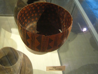 Sch�ssel mit einem geometrischen Muster
                            02