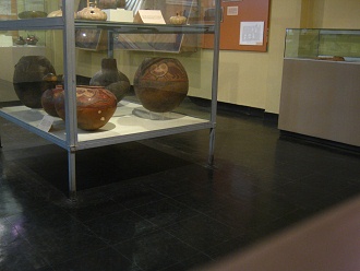 Da ist ein grosses Gef�ss mit einer
                            Figur mit einem Gesicht in Herzform