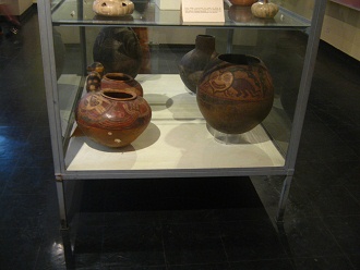 Da ist ein grosses Gef�ss mit einer
                            Figur mit einem Gesicht in Herzform 02