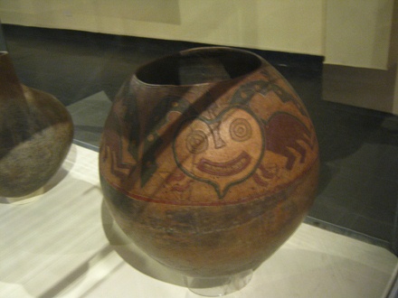 Da ist ein grosses Gef�ss mit einer
                            Figur mit einem Gesicht in Herzform,
                            Nahaufnahme 01