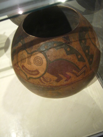 Da ist ein grosses Gef�ss mit einer
                            Figur mit einem Gesicht in Herzform,
                            Nahaufnahme 02