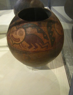 Da ist ein grosses Gef�ss mit einer
                            Gottheit in Form einer Katze mit einem
                            Gesicht in Herzform, Nahaufnahme 03