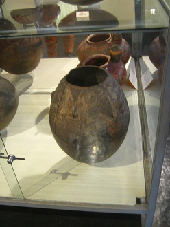 Grosses Keramikgef�ss mit einem
                            Gesicht