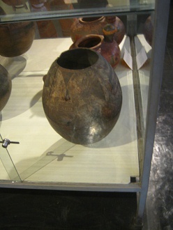 Grosses Keramikgef�ss mit einem Gesicht
                            02