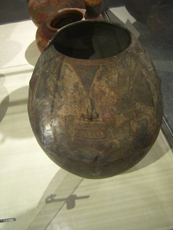 Grosses Keramikgef�ss mit einem Gesicht
                            03