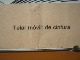 Text zum mobilen Webstuhl, der an der Taille
                      befestigt ist