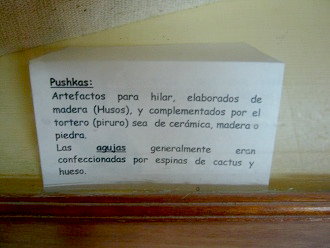 Der Text zu den Webnadeln: Gegenst�nde zum
                      N�hen aus Holz (Spindeln), und erg�nzt mit Tortero
                      (Piruro), sei es Keramik, Holz oder Stein. Die
                      Nadeln wurden generell aus Kaktusstacheln und
                      Knochen hergestellt.