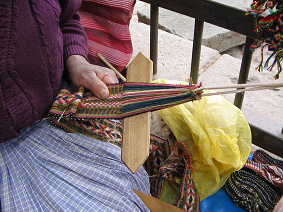 Der Taillen-Webstuhl ist am G�rtel
                            befestigt