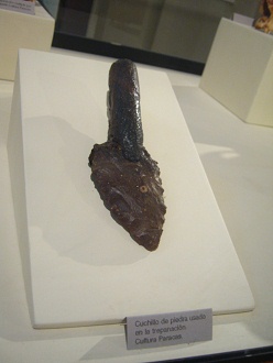 Originales Ritualmesser:
                                  Steinmesser, das bei den Operationen
                                  der Paracas-Kultur benutzt wurde