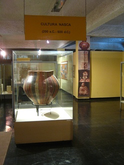 Vitrine mit grosser Nasca-Keramik 01