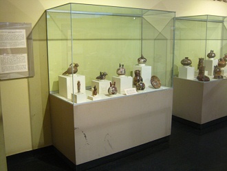 Vitrine mit handlicher Nasca-Keramik 01