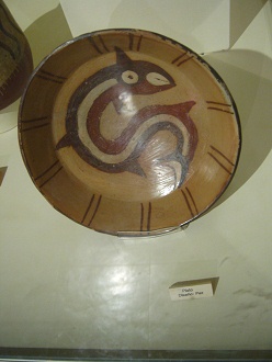 Ein Keramikteller der Nasca-Kultur mit einem
                      Fisch