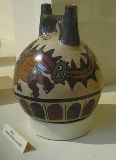 Keramikflasche der Nasca-Kultur, die
                              Gottheit mit Hinterteil und langem
                              Schwanz