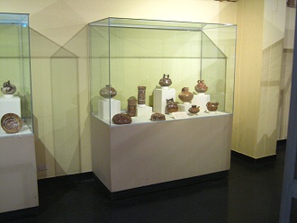 Eine weitere Vitrine mit Keramik der
                      Nasca-Kultur