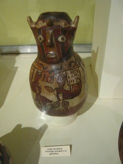 Botella de cer�mica de la cultura Nazca
                            en forma de una persona de la agricultura