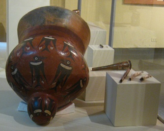 Der grosse
                Trommelk�rper mit V�geln drauf, Nahaufnahme 02