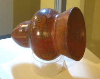 Kleiner Trommelk�rper der
                              Nasca-Kultur 03, Nahaufnahme mit einem
                              Gesicht mit langer Zunge