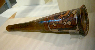 Trompete mit der Zeichnung eines
                              Gottes drauf, Nahaufnahme 01