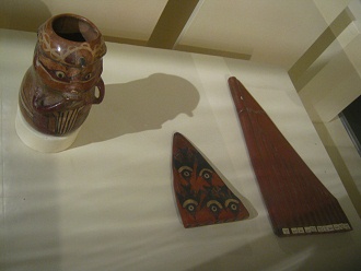 Panfl�ten mit einem Gef�ss in Form
                              eines Panfl�tenspielers