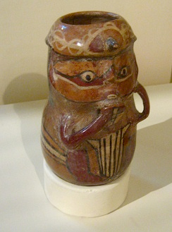 Gef�ss in Form eines
                              Panfl�tenspielers, Nahaufnahme