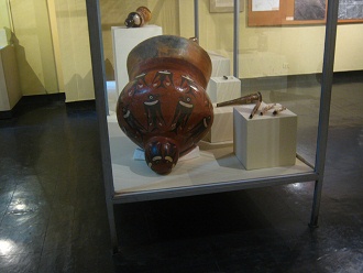 Der grosse Trommelk�rper mit Vogelzeichnungen
                      drauf