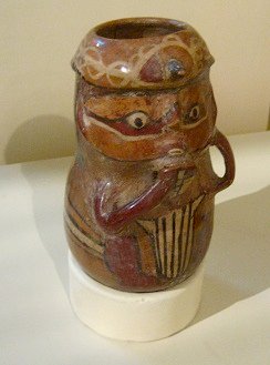 Gef�ss in Form eines
                              Panfl�tenspielers, Nahaufnahme